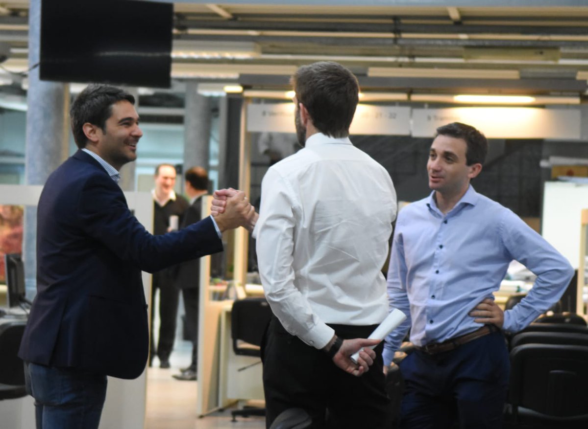 Ayer nos reunimos en asamblea en el Primer Piso del Edificio Central y en la Agencia 51 para presentar a los candidatos de #LaAzulYBlanco y acercarles las propuestas para transformar nuestro sindicato.

¡Se viene una nueva AEFIP! Lo #DecidísVos 👍
