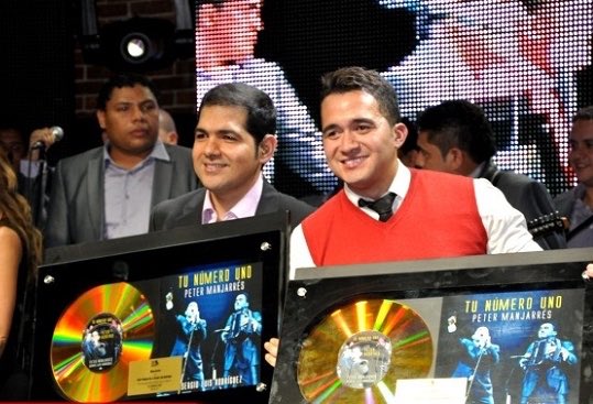 #TbtPeterista Los artistas <a href="/PeterManjarres/">petermanjarres</a> &amp; <a href="/sergioluisr09/">SERGIO LUIS R</a> recibiendo disco de oro por superar las más de 15 mil copias originales vendidas del álbum #TuNúmeroUno en el año 2011.