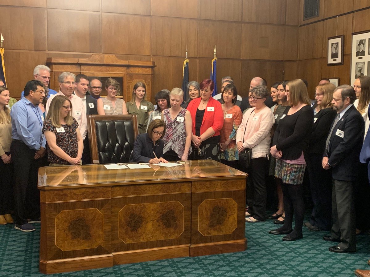 About 50 state employees joined @OregonGovBrown today as she signed a State Employee Recognition Day proclamation. Other employees watched via live stream. Thx to all state employees for your service! #psrw #Proud2ServeUSA