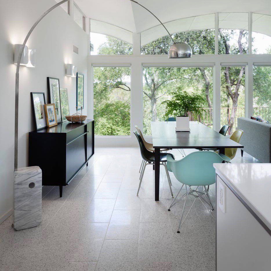 concretecollab's tweet photo. perfectly modern 👌 // venice : terrazzo tile in alabaster marble chip 12"x24" is the perfect floor for any mid-century design or for that matter any design @rickandcindyblack  #concrete #concretetiles #terrazzo #terrazzolove #terrazzotiles #concretecollaborative #concretelove https://t.co/l0EJPfTMy3