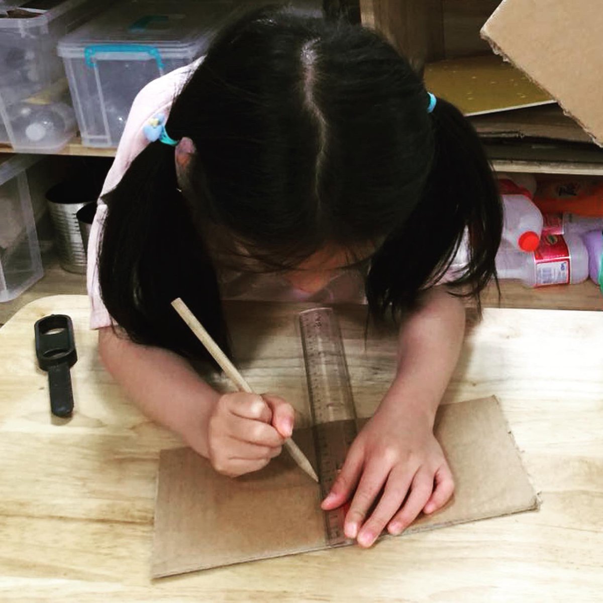 InkyButton's tweet image. Back to basics with Grade 1: making squares out of rectangles, measuring, and cutting with @Makedo saws. #measuretwicecutonce #sawsafety #learnisb #mathmeetsdesign