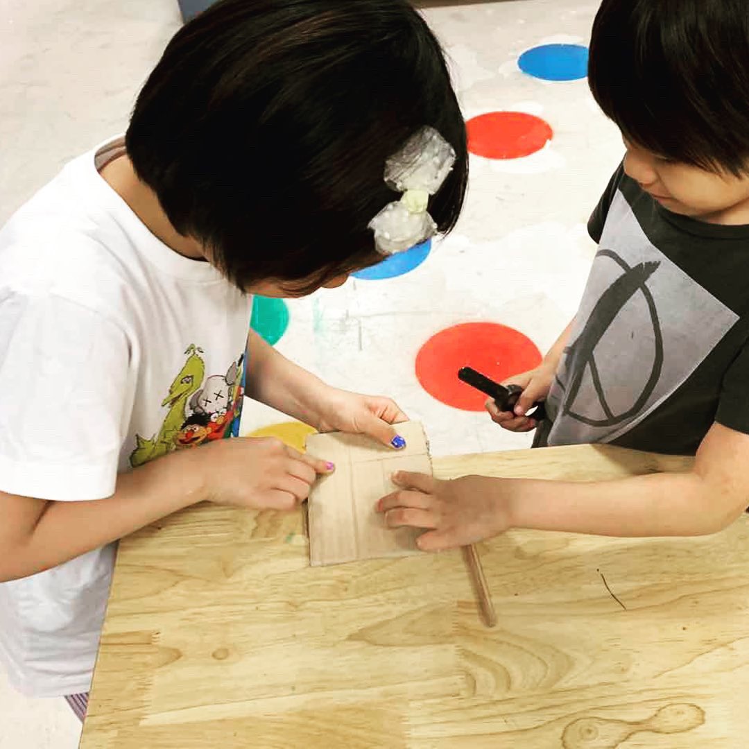 InkyButton's tweet image. Back to basics with Grade 1: making squares out of rectangles, measuring, and cutting with @Makedo saws. #measuretwicecutonce #sawsafety #learnisb #mathmeetsdesign