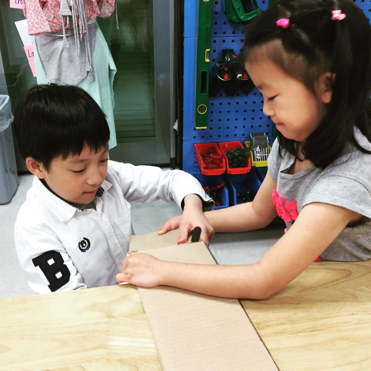 InkyButton's tweet image. Back to basics with Grade 1: making squares out of rectangles, measuring, and cutting with @Makedo saws. #measuretwicecutonce #sawsafety #learnisb #mathmeetsdesign