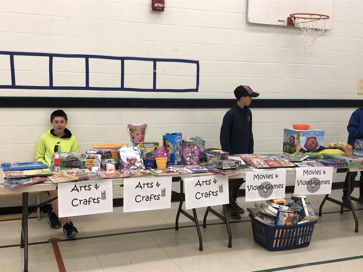 riverheights11's tweet photo. Huge TY to the incredible students from @NorthdaleCntrl who came to help our Gr 2 with their annual @TheRyansWell fund raiser. Ty to P Murrell who helped arrange their involvement. #1school2campuses #TVDSB_EdWeek https://t.co/jJEbbNy6H0