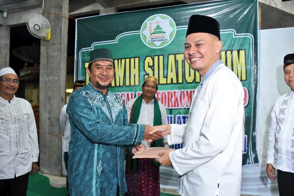 HumasTegalkab's tweet photo. Tarhim (tarawih &amp; silaturahim) di ds Karangjati Kec. Margasari hr Kamis (10/5) semalam, Wakil Bupati Tegal @SabilillahArdie shodaqoh pembangunan masjid At-Taqwa Rp.10 juta. Dari #Bazda, @PemkabTegal jg sumbang Rp.10 jt disamping santuni 50 anak yatim &amp; subsidi 250 paket Sembako. https://t.co/ydp15aGKdF