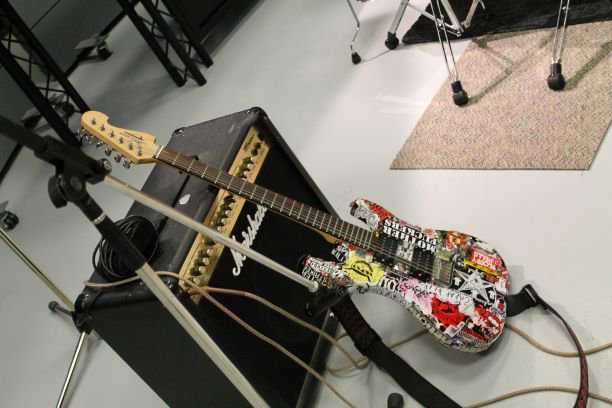 MRUOWEN's tweet photo. The #Broadcast students are always up to something @mountroyal4u @CMRUBroadcast  Listen at 6pm to hear live local punk music  https://t.co/UEegyBiZd6 https://t.co/WNTrXveOrc