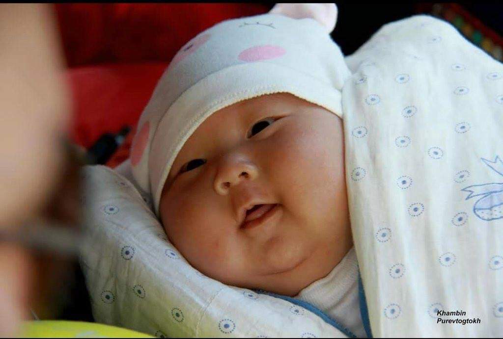 Анхны харцаар хүнийг хайрлаж болдог гээд байсан уу? Нээрээ л тийм шүү,Учир нь би нүдээ нээсэн анхны өдрөөсөө л ээжийгээ хайрлаж эхлэсэн. Бас хайр гэж юу болохыг мэдрүүлсэн анхны хүн минь... Өчүүхэн би чинь ижийнхээ үргэлжлэл нь юм шүү.