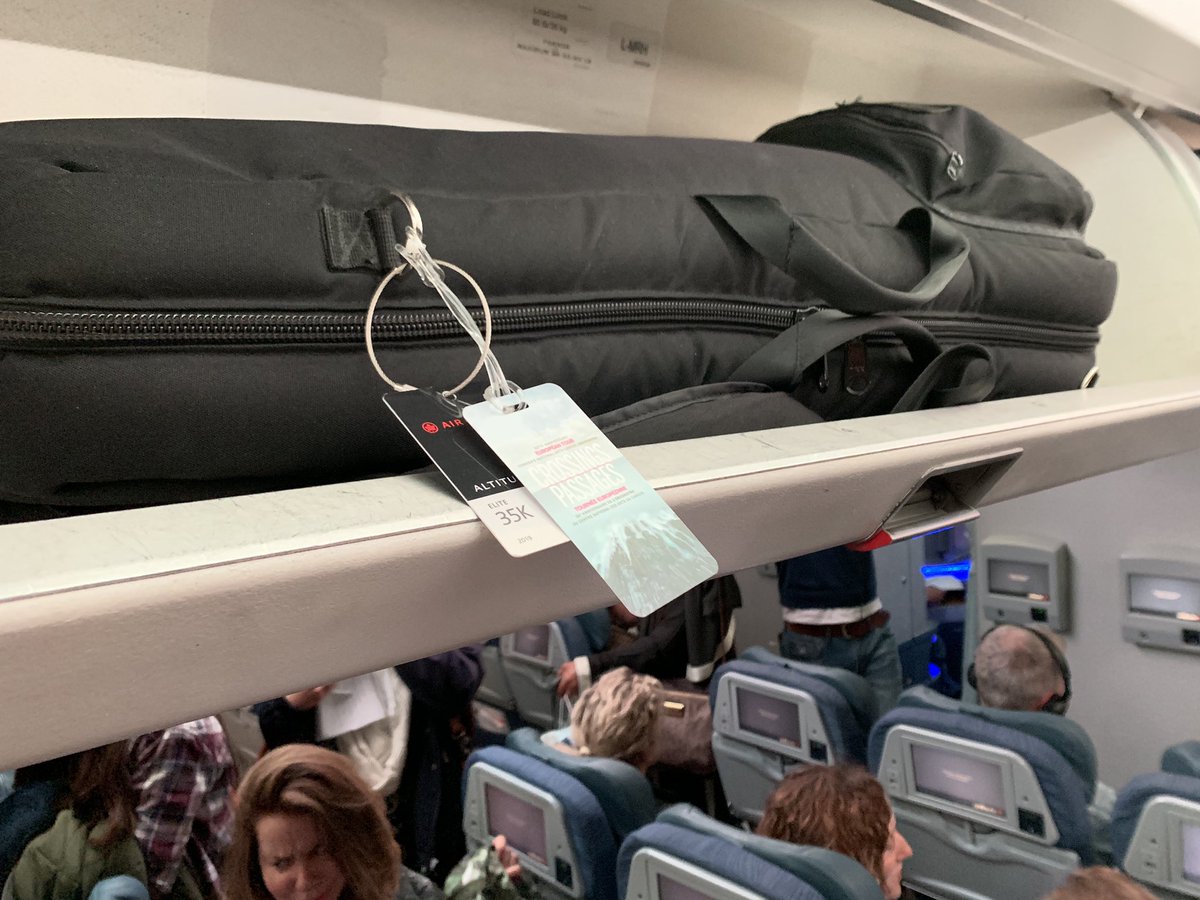 cklopoushak's tweet image. Vuillaume is all snug as a bug in a rug! @aircanada #flytheflag @CanadaCouncil #instrumentbank