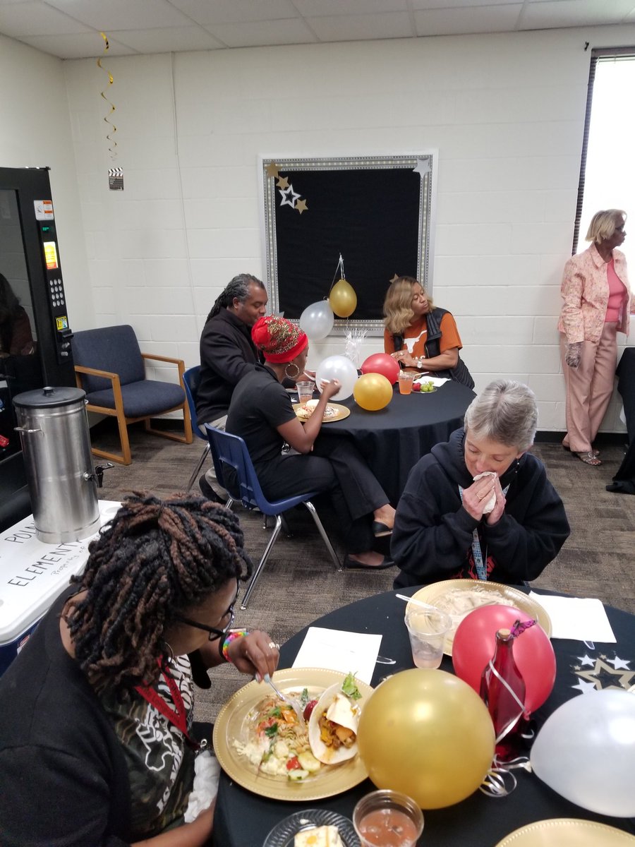 HighPointePTACH's tweet photo. @ChisdHighpointe We Appreciate all our teacher do. Lunch is on us! https://t.co/b0GxpXw53a