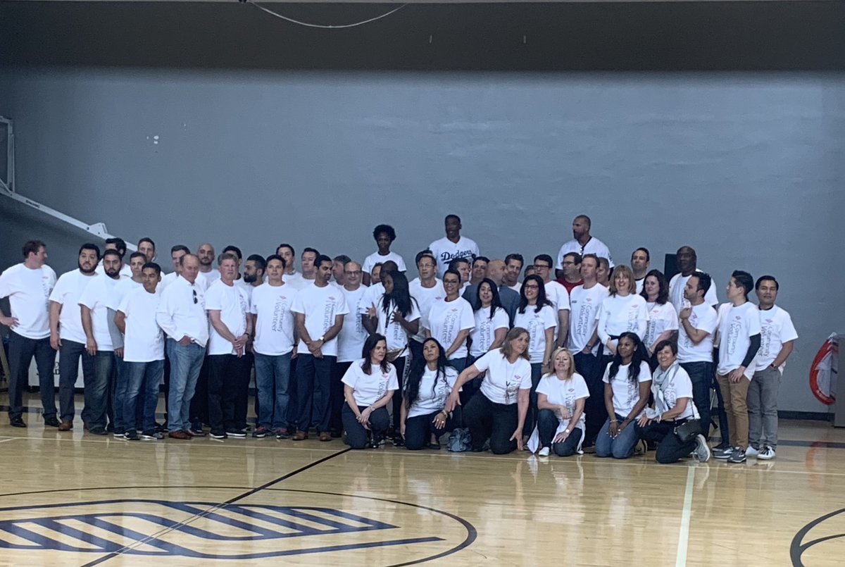 mariabellaarias's tweet photo. A healthy & active day for 200 kids and youth! #bofavolunteers filled backpacks with supplies @BGCVenice and of course...snacks! Thanks to #Dodgers alumni #DennisPowell and #BillyAshley for helping club members get active and giving autographed hats. https://t.co/dlAq3Ilfsy