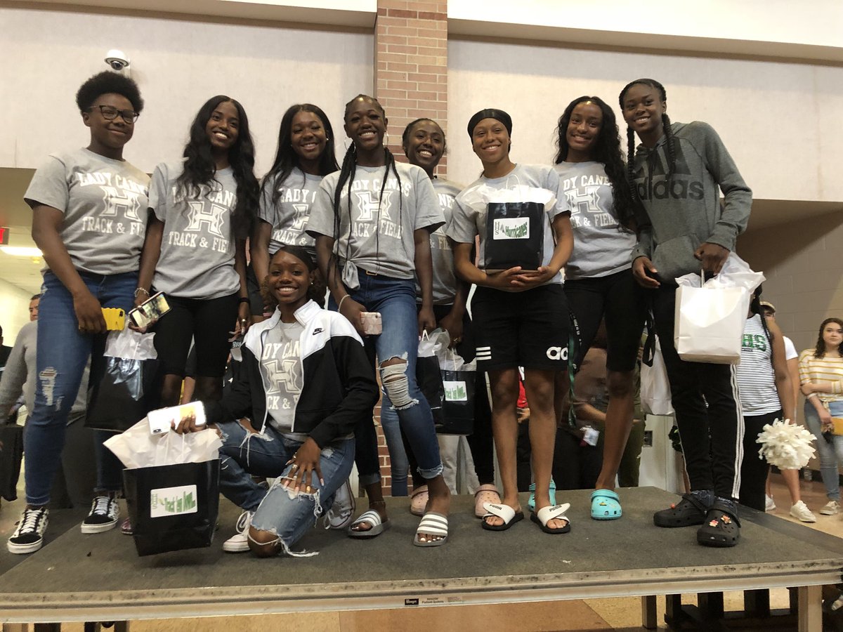 ladycanesvb's tweet photo. These ladies are #statebound!!! Good luck and safe travels to the @canes_track #ladycanestrack💚🖤 https://t.co/WFIZVnDt96