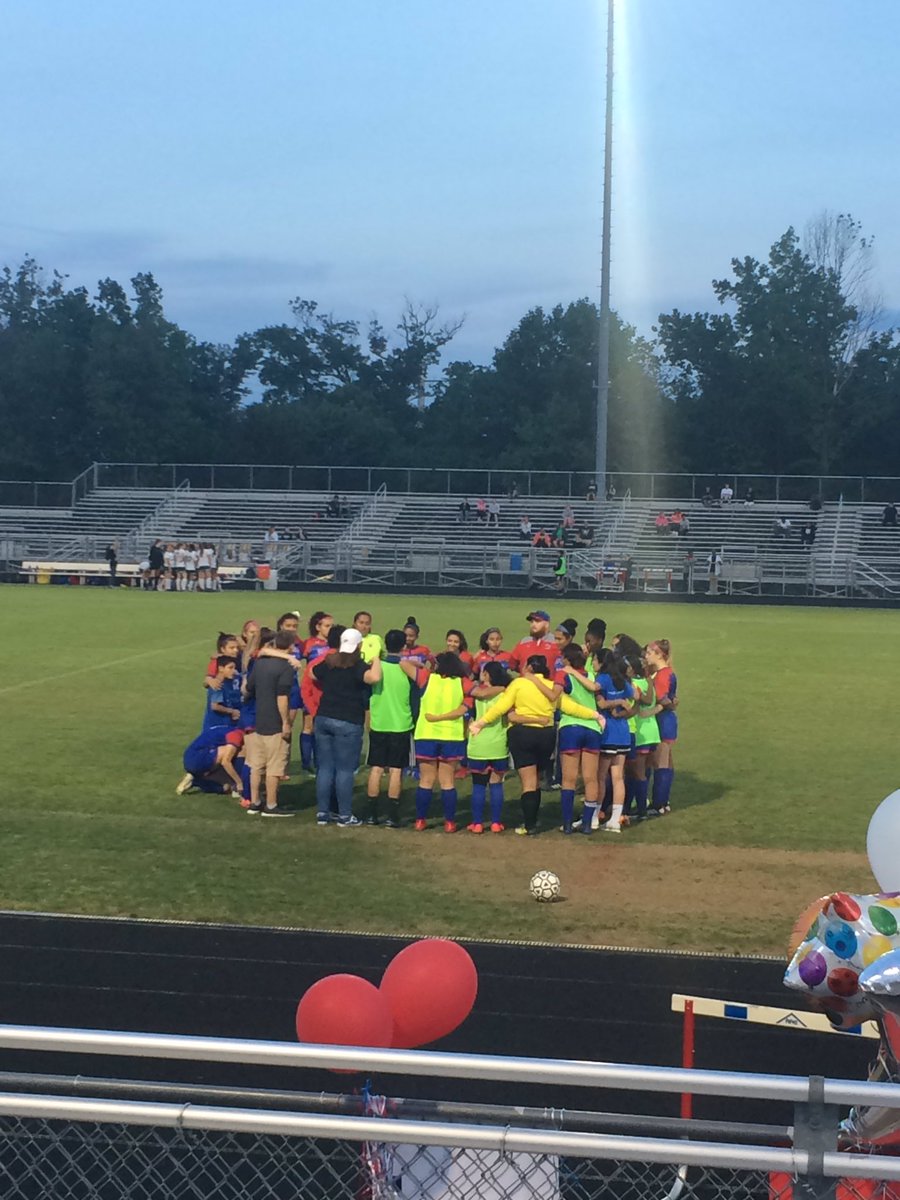 MissHicks_'s tweet photo. CONGRATS to these senior ladies, youβve got so much ahead of you and weβre so proud of all of you!! β½οΈ #rideforthebrand #garfieldpride @gfhsgirlssoccer https://t.co/aIn3XBJDAR