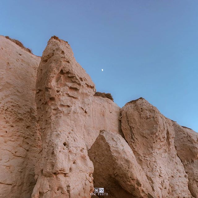 #photo #instagram instagram.com/p/BxQsl_uDgbl/ Testigos de piedra 🗻
Sunrise at the beach 🌅
.
.
#patagonia #argentina #chubut #travelphotography #sunsets #sunset #photogram #photoart #instatravel #skylovers #horizon #moonlovers #moon #adventure #summersunselection #neverstopexplo…