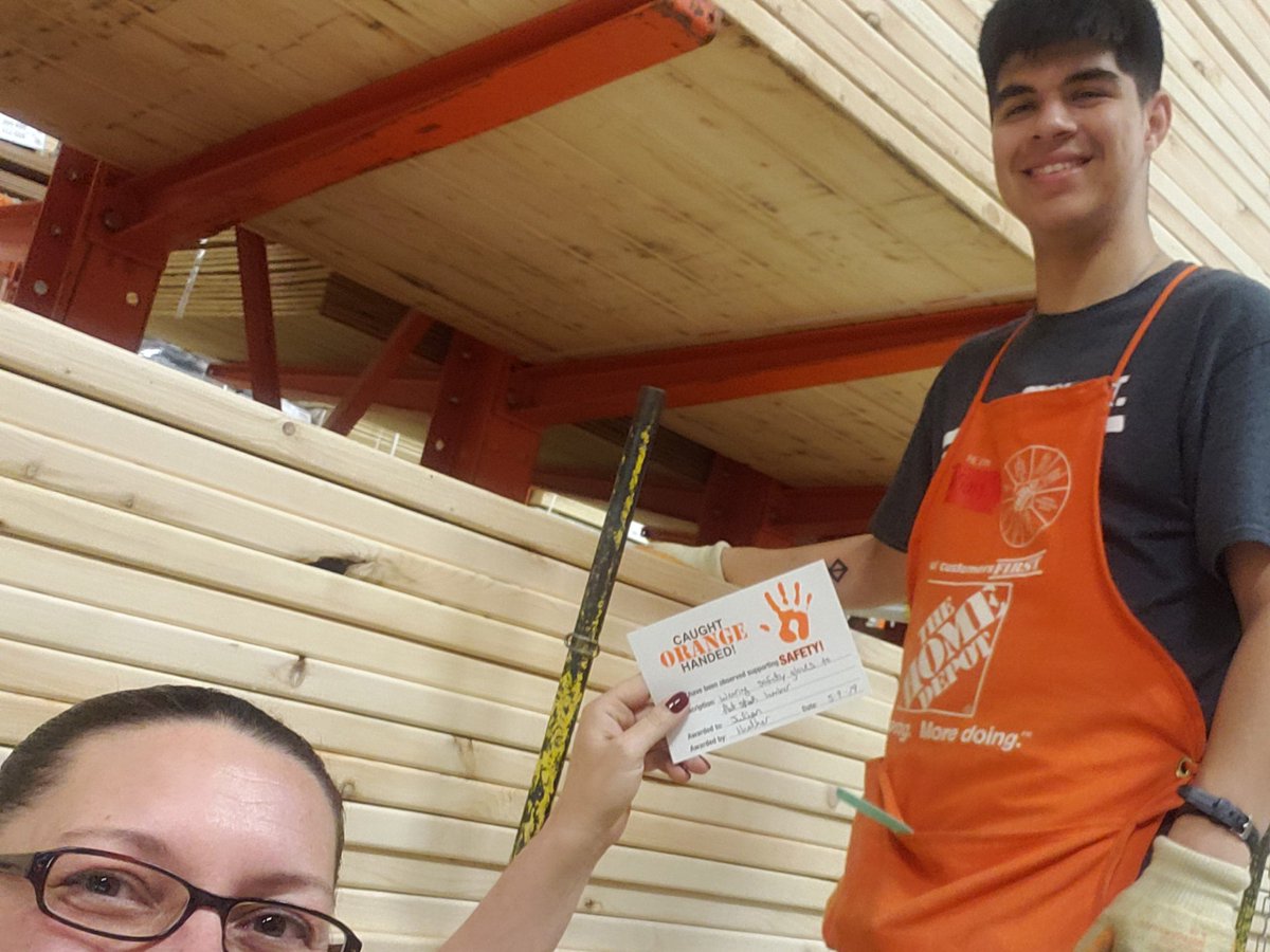 New Lot associate, Julian, caught Orange handed flat stacking lumber wearing safety gloves! Way to go Julian! 🥳🎉 #safetymatters #workingsafe @Danielle_Green1 @C4_DYNAMITE @nearhoofm @sailorstefftw @joylentz1 @NotsoLameTHD @HDZ153
