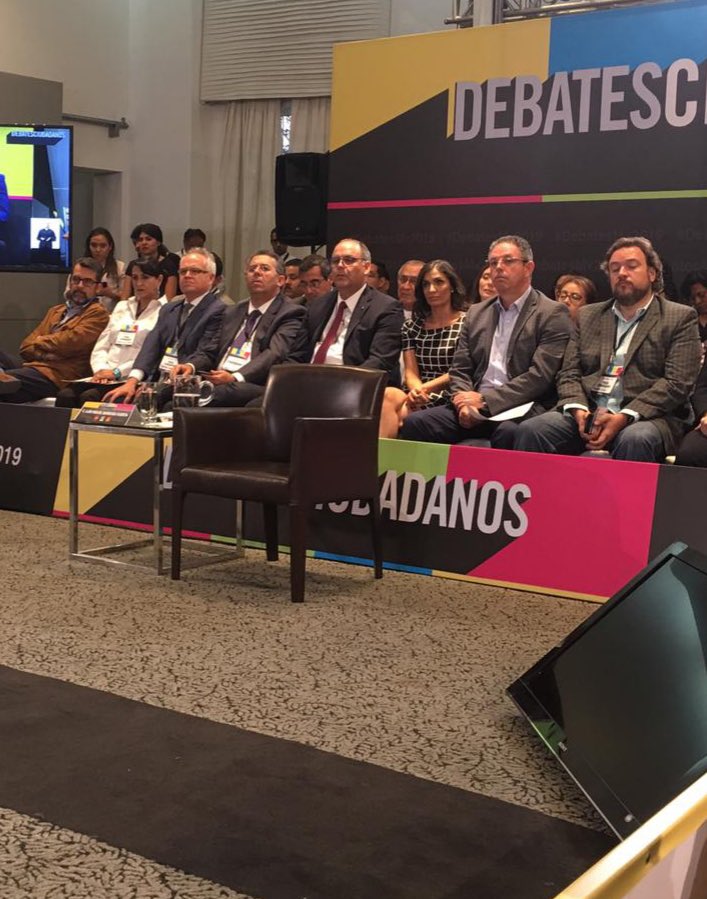GenovevaHuerta's tweet photo. Esta silla vacía representa la intolerancia, el menosprecio y el temor para confrontar ideas por parte de @MBarbosaMX. #todosconEnrique #Debateciudadano https://t.co/njJG1y6sw6