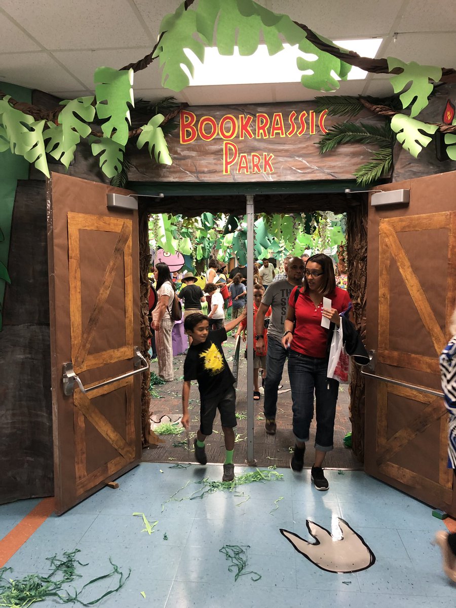 APKinggard's tweet photo. Coconut Palm’s Book Fair Family Night fun! Lots of families ❤️ https://t.co/mh4t4dcBav