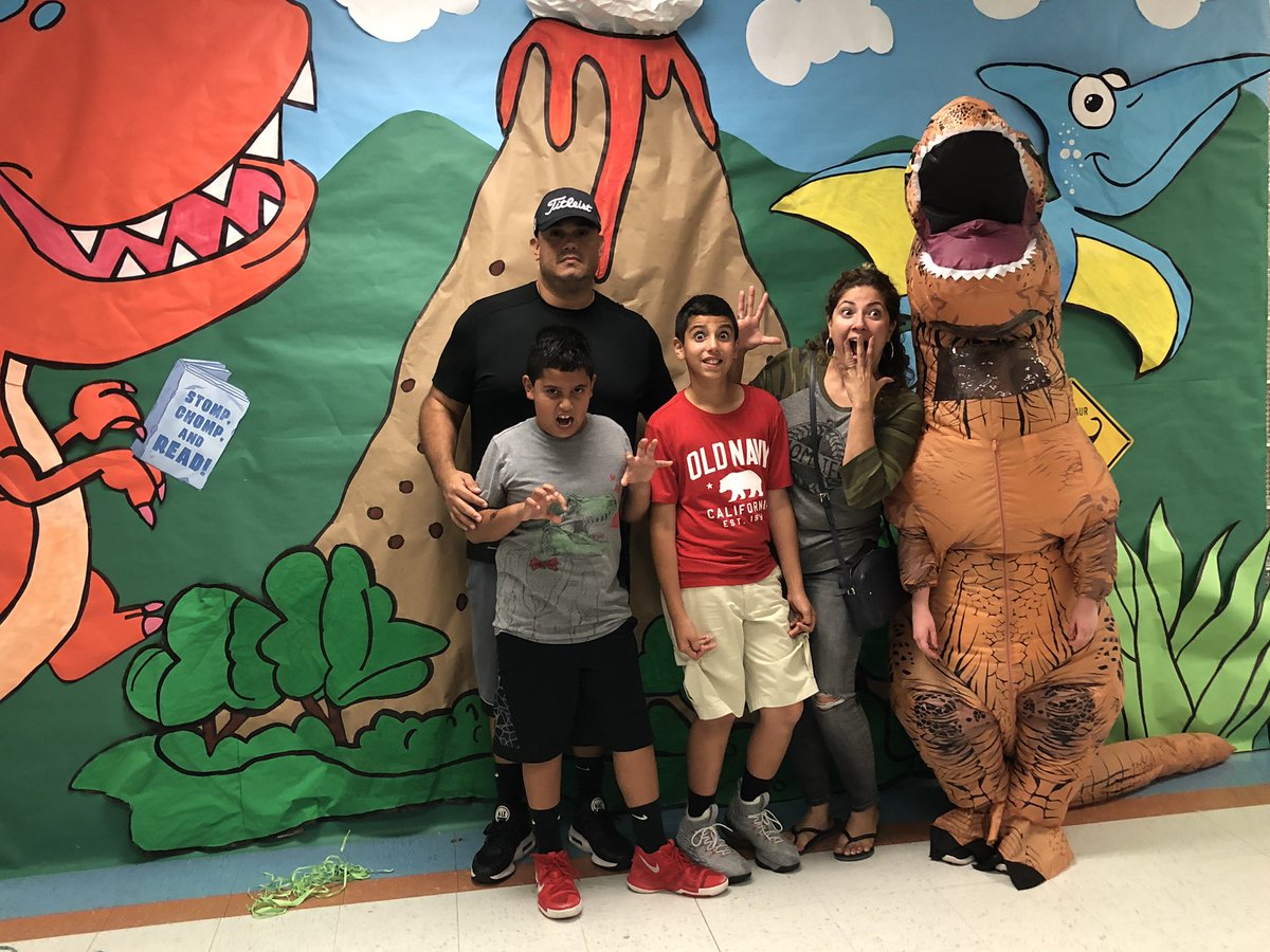 APKinggard's tweet photo. Coconut Palm’s Book Fair Family Night fun! Lots of families ❤️ https://t.co/mh4t4dcBav