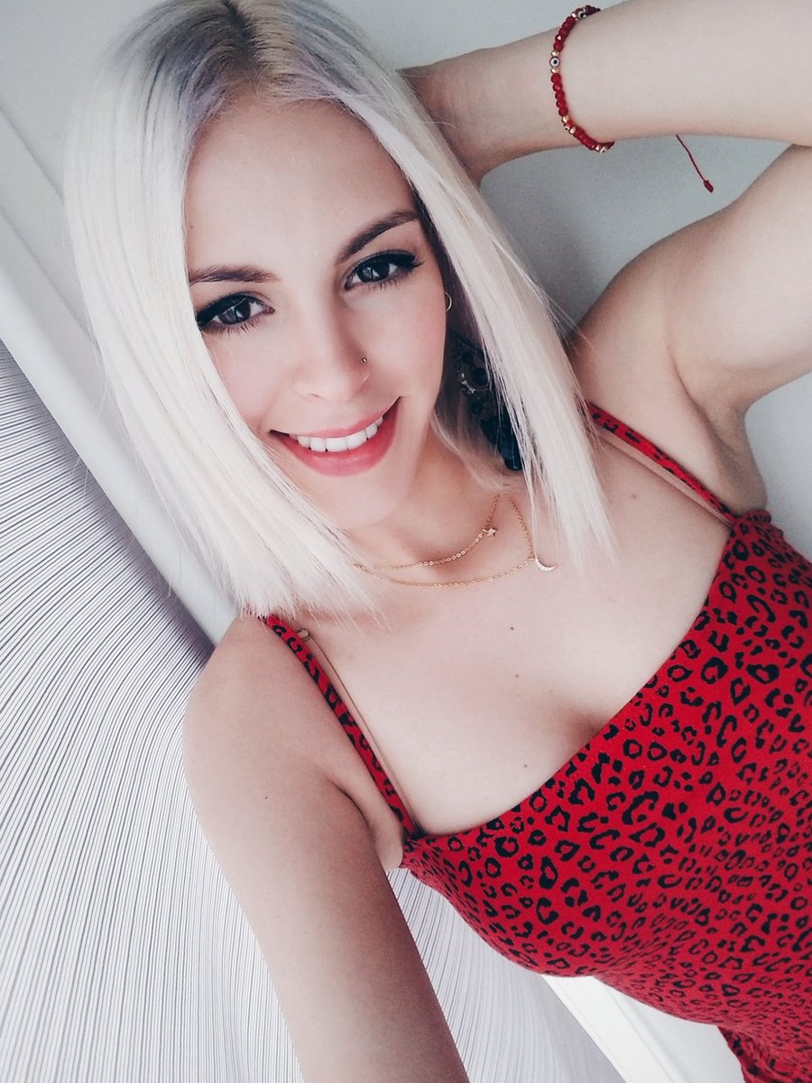 Nadyasonika's tweet photo. En vivo jugando @BendStudio 👇
https://t.co/yGdTq952F6 https://t.co/8hv81Vih9Q