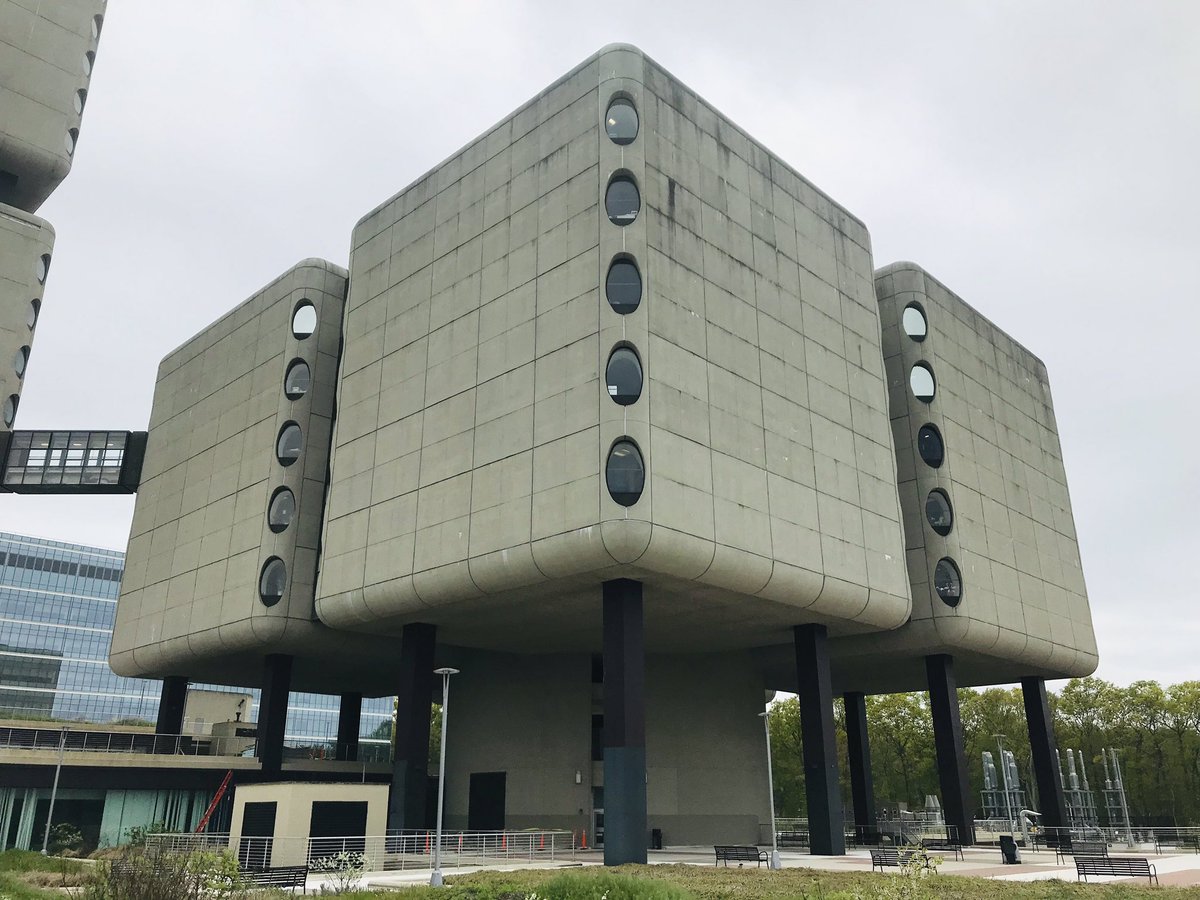 Carlsonics's tweet photo. The SUNY system has the craziest #architecture. This #bertrandgoldberg building @StonyBrookUMed is like something out of a #Soviet #usedfuture dream. https://t.co/mStgTM2v0e