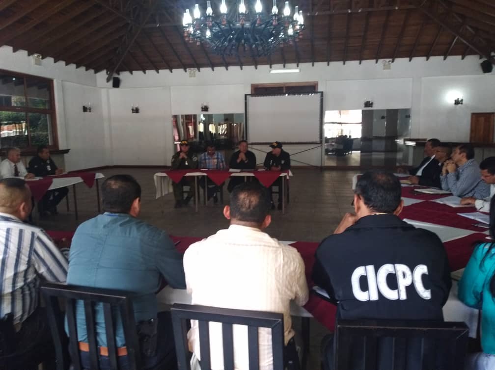 Sub Director Nacional  del CICPC Comisario General Jhonny Salazar  junto a Jefes del Redip Los Andes Comisario General Wilfredo Carrasco,  reunidos con jefes del Estado Trujillo, estableciendo estrategias de trabajo.  <a href="/REDIPLOSANDES/">REDIP LOS ANDES</a> <a href="/DouglasRicoVzla/">Douglas Rico</a>