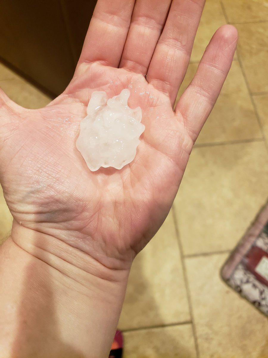 LPaigel11's tweet photo. @weatherchannel getting a little bit of hail here in Katy, TX https://t.co/3NkE9jlsNB