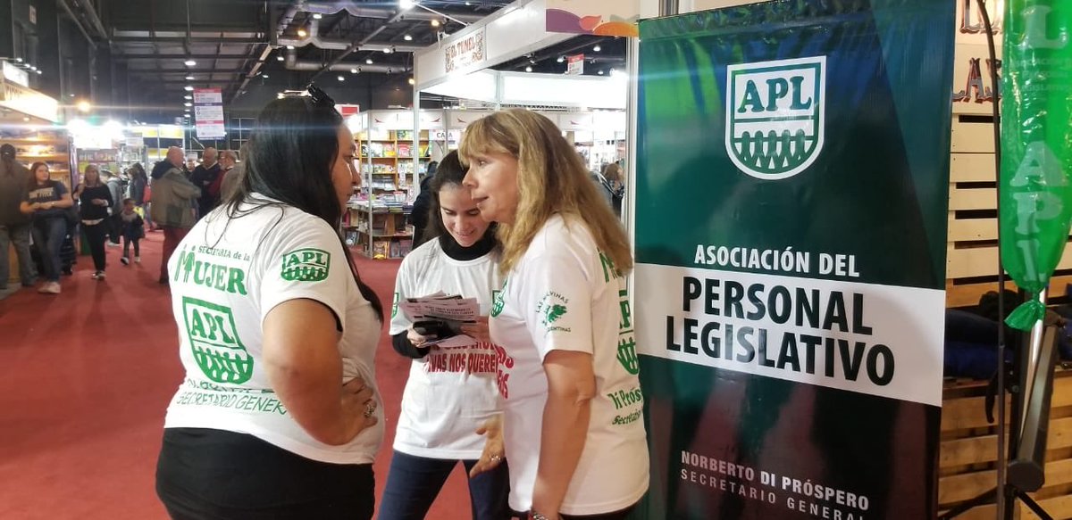 APL en el stand del Radar de los Trabajadores en la 45 Feria Internacional del Libro. <a href="/APLMujer/">Sec Mujer APL</a> dijo presente para difundir las actividades que desarrolla para lxs afiliadxs y la comunidad. Agradecemos y felicitamos a Andrea Barbieri y equipo de <a href="/CulturaAPL/">APL Cultura, Ciencia y Tecnología.</a> por la organización