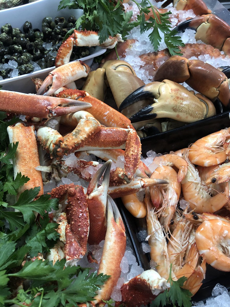 Passion4fish's tweet photo. Heaps of spiders and lobsters on the counter today thanks to @cornish_lobster #AndrewsCatch #NewlynsFinest https://t.co/pCmyFlvQtf