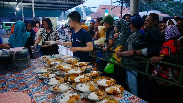 malangvoice's tweet photo. Bentuk Toleransi, Umat Buddha Sediakan 200 Porsi Menu Buka Puasa Setiap Hari - https://t.co/9eTMZp2i7C https://t.co/M7yhHIkR3l