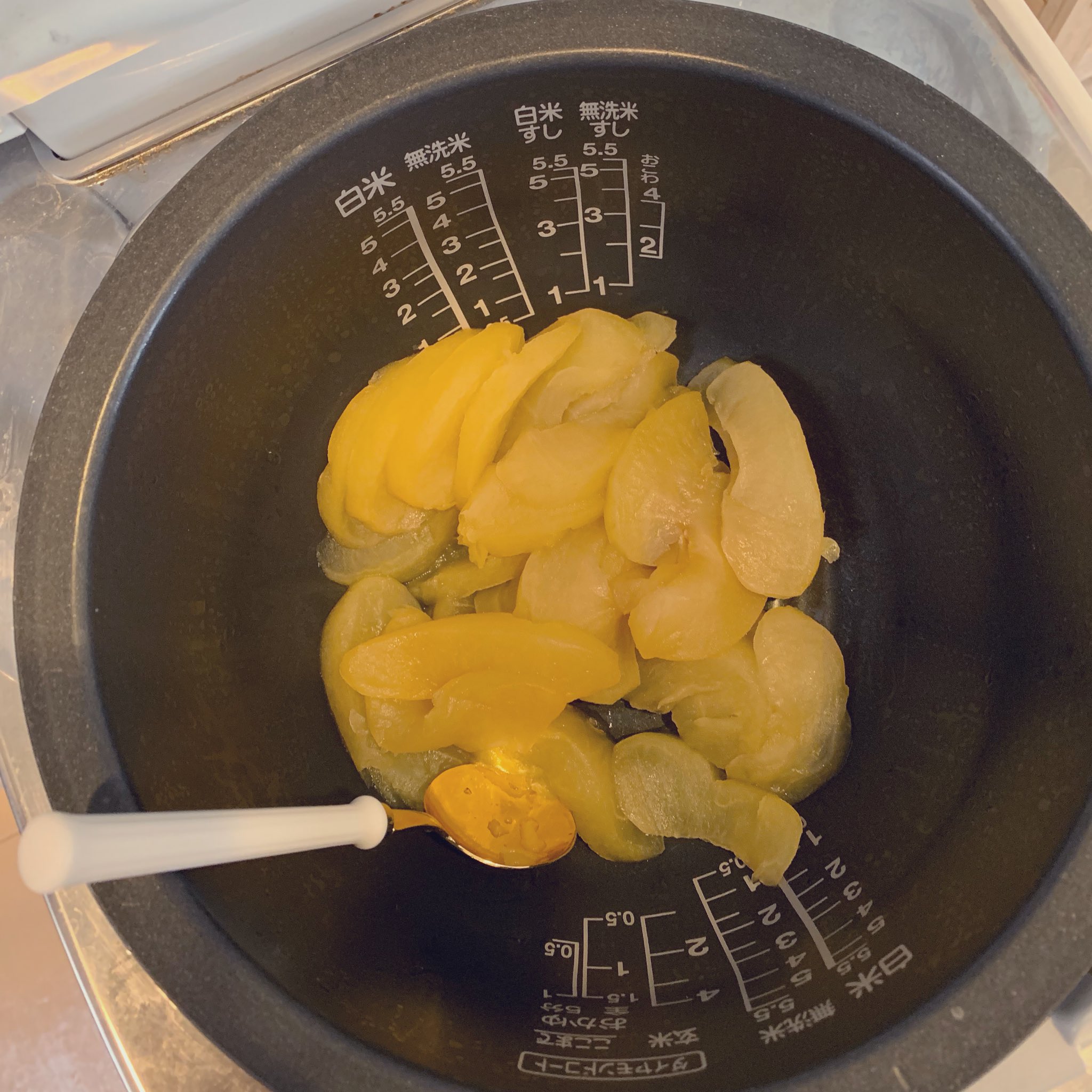 む ぎ と ろ 知ってる人も多いと思うけど 適当にりんご 2 3個薄切りにして炊飯器にドーンってしたら水も砂糖も入れずにそのまま炊飯すればクタクタの甘いりんごの出来上がりだよ 早炊で大丈夫だよ 小分けにして む ぎ と ろ 知ってる人も多いと思うけど 適当にりんご 2 3個薄切りにして炊飯器にドーンってしたら水も砂糖も入れずにそのまま炊飯すればクタクタの甘いりんごの出来上がりだよ 早炊で大丈夫だよ 小分けにして