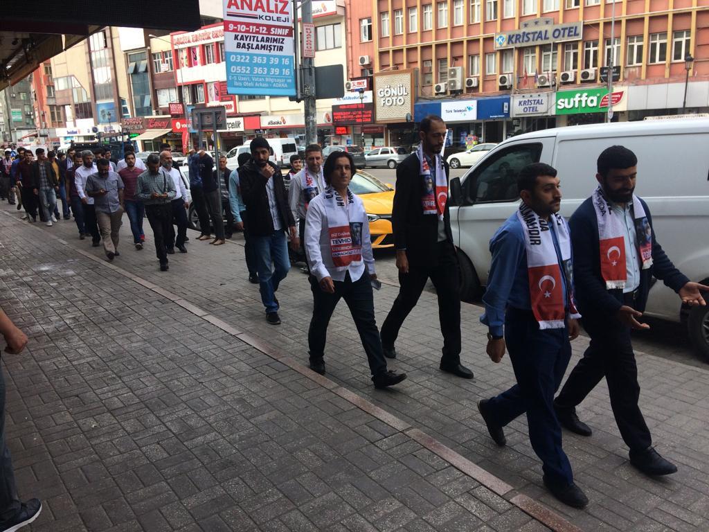 AdanaAdliyesi AdaletBekleyişi

Alparslan Kuytul Hocaefendinin sevenleri büyük bir kalabalıkla, Adana'nın caddelerinde ÖZGÜRLÜK ATKILARI ile Hocaefendinin gerçekleşecek olan mahkemesi için Merkez Adliyesine doğru yürüyor...

#ÖzgürlükYürüyüşleri
AlparslanHocaya Özgürlük