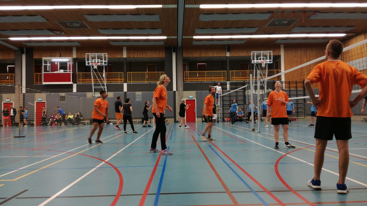 Wat een leuk lerarenvolleybaltoernooi <a href="/ZaanPrimair/">ZaanPrimair</a> Geweldige sportieve avond gehad met collega's <a href="/DeDorpsakker/">De Dorpsakker</a> @DynamicaXL