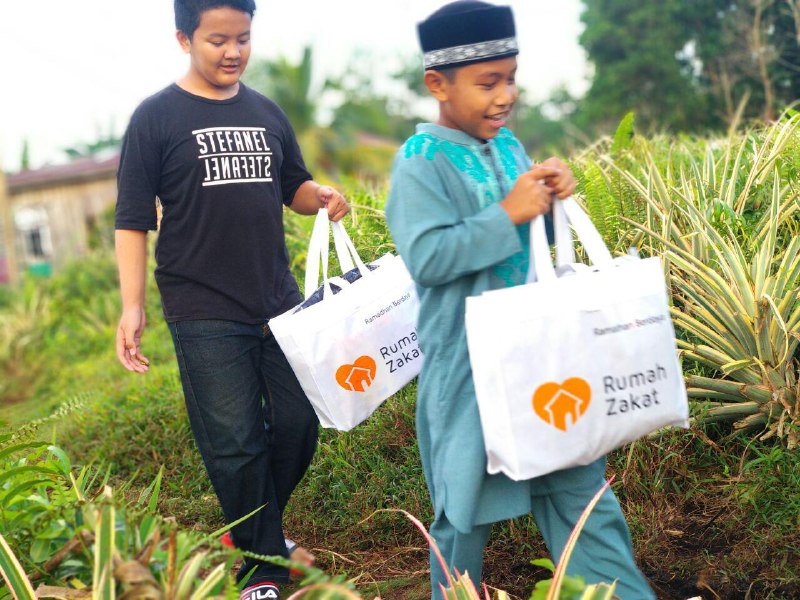 rumahzakat's tweet image. #KLY Alhamdulillah, (09/05) Rumah Zakat berbagi kebahagiaan dengan menyalurkan Bingkisan Kado Lebaran Yatim sebanyak 30 paket kepada anak-anak yatim dhuafa di Jl. Purnama, Masjid Jamiatus Shalihin, Purnama Agung 7 Pontianak Selatan.