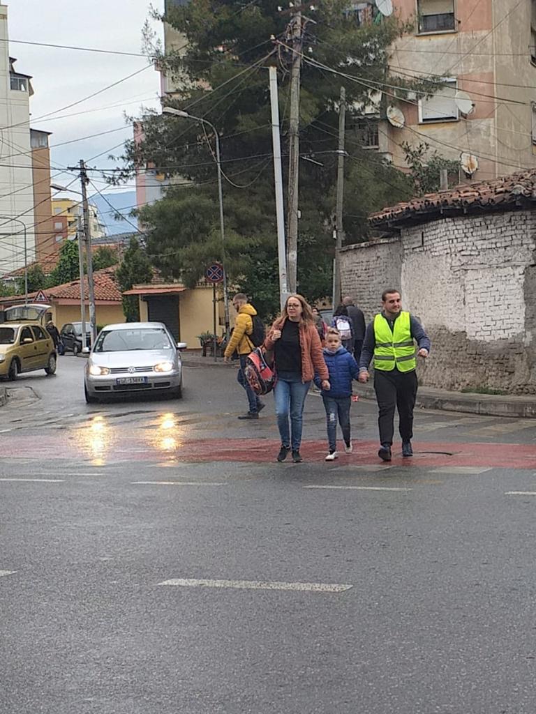 Good morning kids🤗
Crossing the road - Safety lessons🚸
#Tiranamunicipality #Tiranafriendlycity #Volunteers