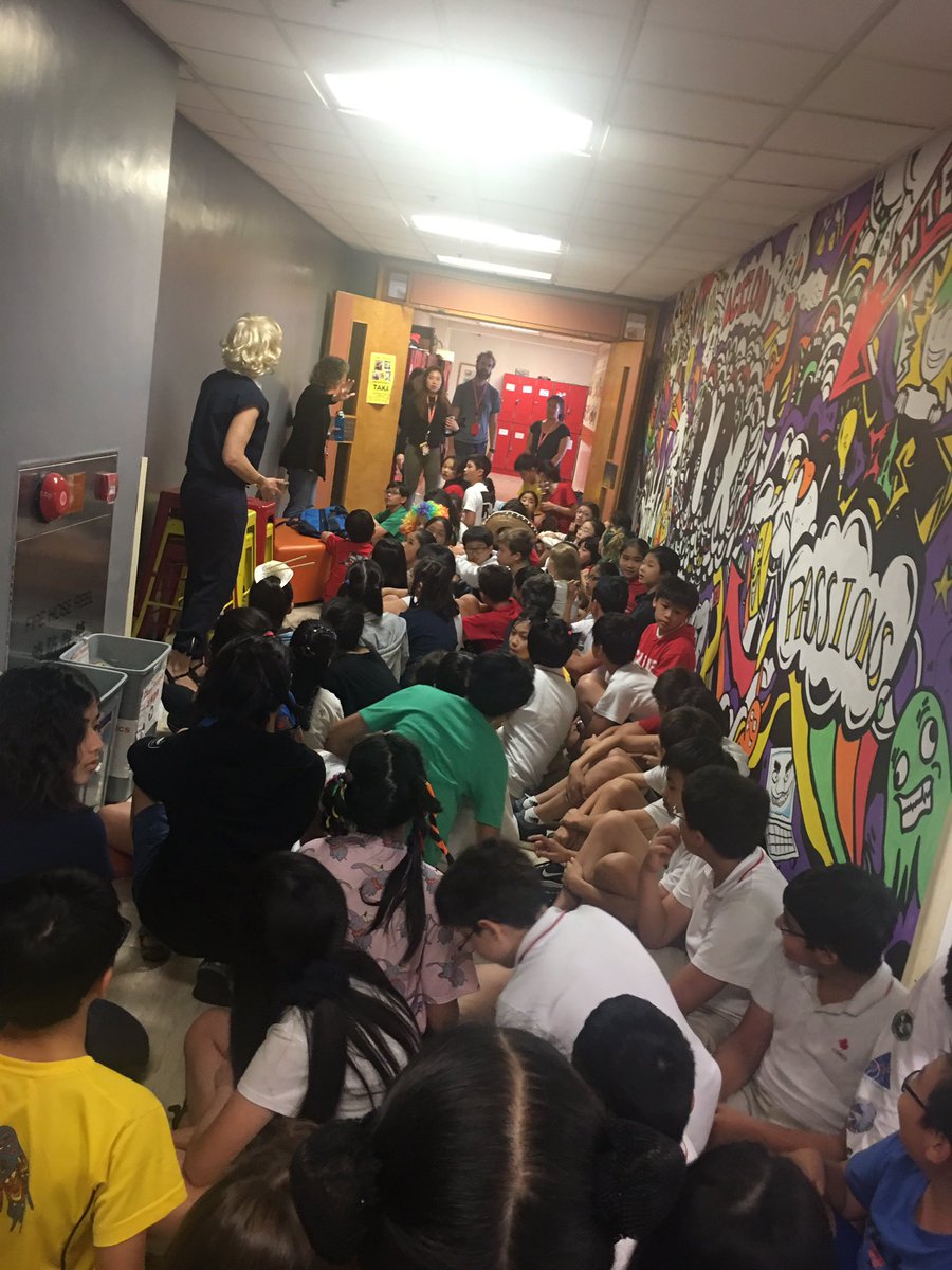 alytree's tweet image. BOOM!! 300+ students, 2 Artists, 4 teachers, 5 days... x 2 walls DONE simultaneously!! 100% all kid designers CDNIS ❤️s  @Makerspaces_com #cdnisprojectinnovate #ArtsEd @SecretWallsAU @incredartdept