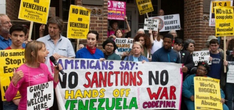 Venezuelan Embassy in DC Under Siege by Guaido’s Racist Mob
Lauren Smith 
bit.ly/2HaP7XQ
Emboldened by Trump’s aggressions against #Venezuela, fascist followers of Juan Guaido have threatened and assaulted US activists while US cops and Secret Service agents do nothing.