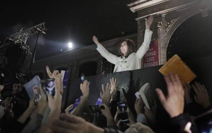 laurak_clark's tweet photo. Le tiras una carta con el decálogo del FMI y te devuelve un Contrato Social Ciudadano en cadena nacional
#Cristina2019❤ https://t.co/AAtFHdxvDR