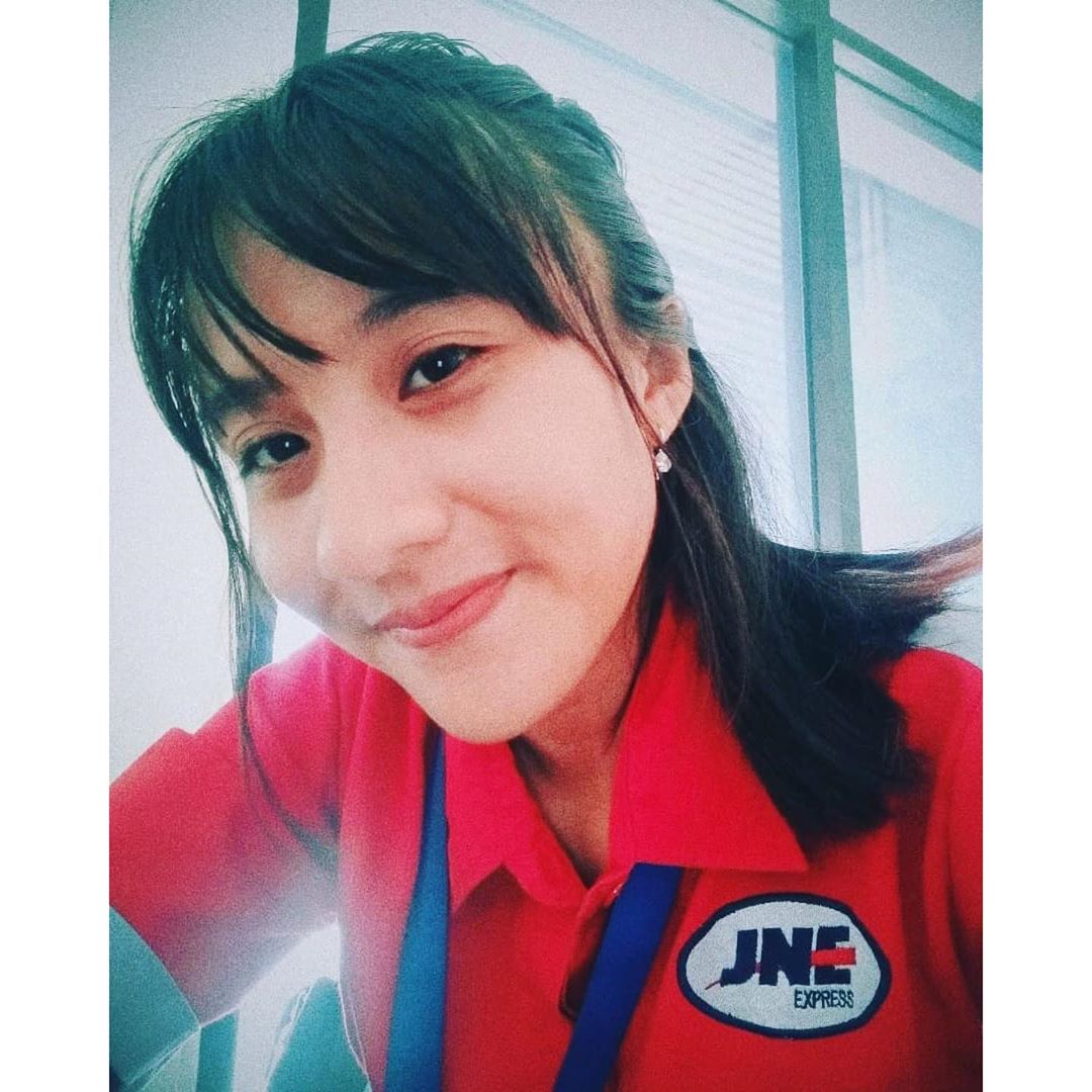 JNE_ID's tweet photo. Selamat hari Jumat, saat tepat untuk lebih giat, lebih bermartabat dan lebih menggali manfaat.
Dapet salam dari @sicillyaputry_ (IG) Sales Counter Officer @jne.ternate (IG)
Jangan lupa di follow yaaa!
β’
#jne #connectinghappiness #friday #srikandijne #JNETernate #Ternate https://t.co/qIY74PRa22