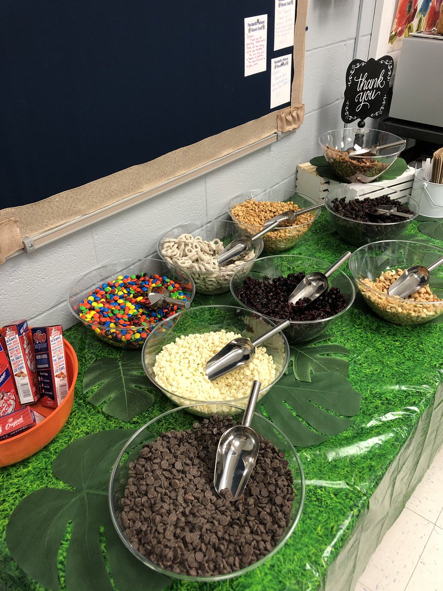 FMTFalcons's tweet photo. Wow!! Fairmount is so lucky to have such a great PTO. We have been spoiled this week with all the yummy treats and lunches for Staff Appreciation Week! #FMTcommunity #FMTpride #FHSDcommunity https://t.co/vX5T0I2Upw