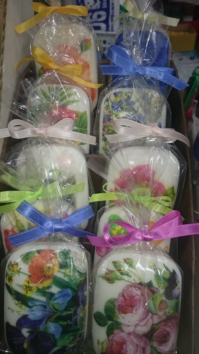 PACKMART's tweet photo. いよいよ明後日は母の日です。
お母さんへのささやかなプレゼントにデコパージュ石鹸はいかが？
色々な柄が揃っています。
#母の日　#デコパージュ https://t.co/EaZEf1EIlD