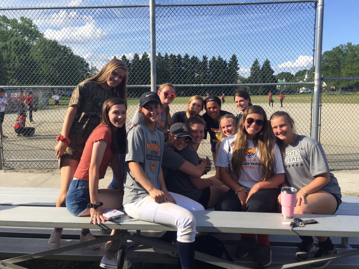 fuquaysoftball's tweet photo. Lady Bengals show out to support the younger Lady Bengals and Holly Grove Middle #family 🧡🖤🧡🖤 https://t.co/qRmyypKoab