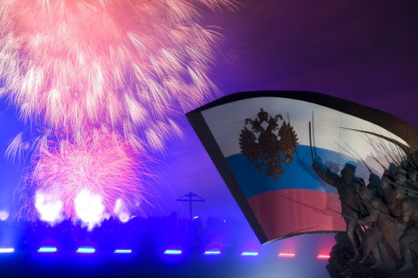 SputnikMundo's tweet photo. 30 descargas de fuegos artificiales iluminaron el cielo de Moscú el Día de la Victoria
https://t.co/VMgTiFSJmr
#GranVictoria2019🎖️ #9May2019 https://t.co/FOzaNBLjem