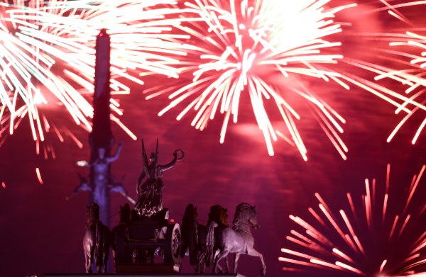 SputnikMundo's tweet photo. 30 descargas de fuegos artificiales iluminaron el cielo de Moscú el Día de la Victoria
https://t.co/VMgTiFSJmr
#GranVictoria2019🎖️ #9May2019 https://t.co/FOzaNBLjem