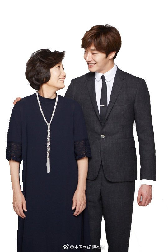 peiting2528's tweet photo. mother &amp; son photo shared by the China National Silk Museum [weibo 中国丝绸博���馆] #JungIlWoo https://t.co/mboFqWg8bf
