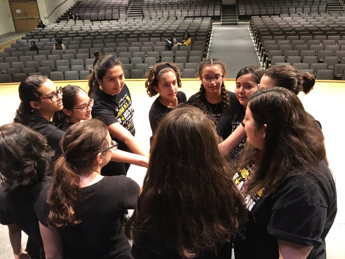 msgmakeshistory's tweet photo. So proud of Hamilton Club! History definitely has its eyes on this group of talented students! Thank you again Ms. Burandt for including us tonight in your show! @Kirsten09103907 @HamiltonMusical #HamiltonClub #Nonstop #jagsbreakthrough #MarchasMarvels https://t.co/mj4dQMez0M