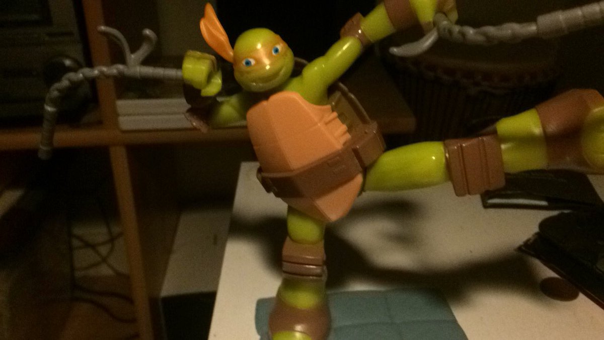 ichyya's tweet image. Il est 5h du mat, j’arrive pas à dormir du coup je construis le jouet de mon kinder surprise géant. Sah, quelle vie ...