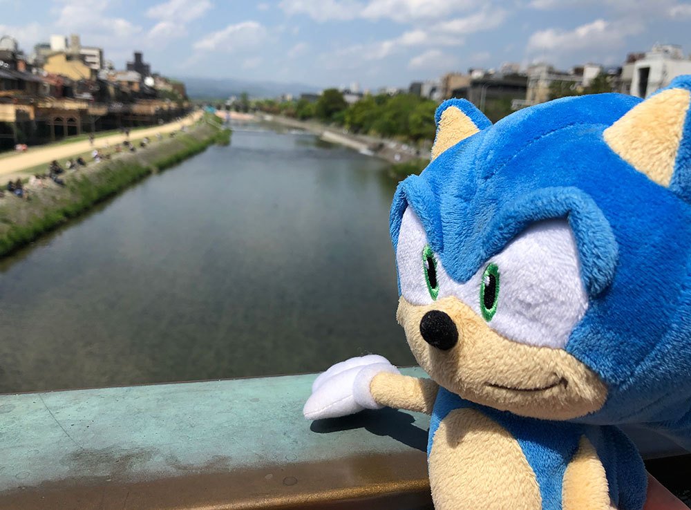 SEGA_OFFICIAL's tweet photo. セガグループ社員とともに様々な場所を旅しているソニック。
今回は、外国人観光客にも人気の場所を訪れました！
後ろに広がるこの川の名前がわかった方はリプで回答してみてください♪難易度高め？

A.呑川（東京）
B.四万十川（高知）
C.鴨川（京都）

#世界を旅するソニック #川クイズ #解答は5分後 https://t.co/WdrhWDww4T