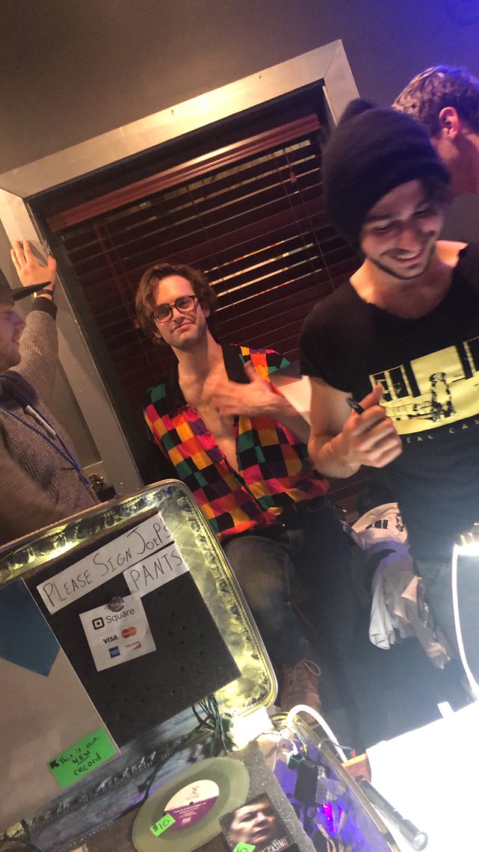Tifffyiffy's tweet photo. Thanks for being such a good sport and letting me make fun of you for stealing @thewrecks style 😂 and thanks for showing us the taco meat 😂😂 @dealcasino_ https://t.co/DRYTaz8zSZ