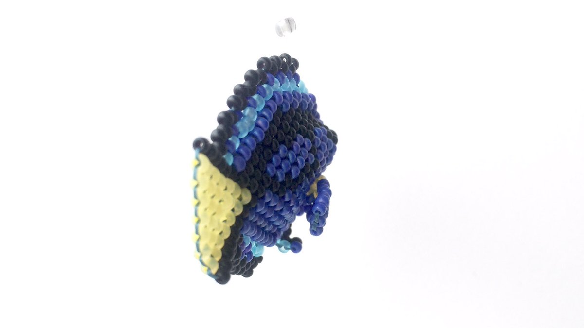 BeadsMisako's tweet photo. 夏が近づいて来たので（気が早い）以前作ったお魚、ナンヨウハギを貼っておきます。上に写っているのは吊るすためのテグスで、丸大ビーズを通しています。目は丸いチェコビーズ、他は丸小ビーズ。 https://t.co/A4lulX1j7b