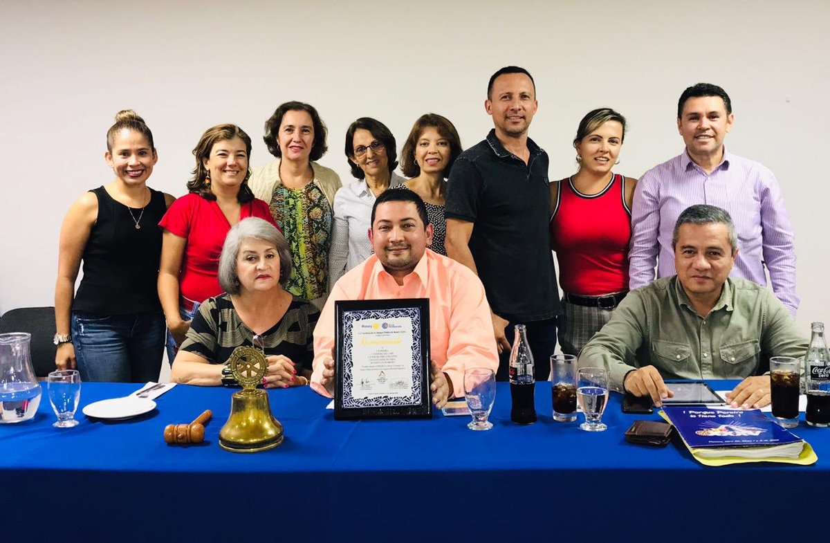 RotaryOrigen's tweet photo. Por aquí con los padrinos ... Club Rotario Pereira del Café, siempre han creído en nuestros proyectos y hoy nos sentimos felices de compartir ese premio con ellos🥇
Equipo Ganador eje cafetero 🇨🇴
#rotarybus #cumbreimagen https://t.co/UJznvBuVjy