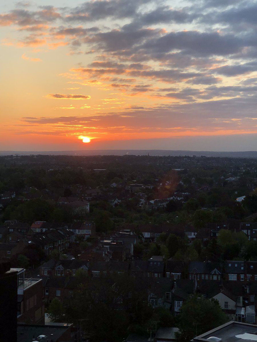 rezatheplug's tweet photo. Nothing beats watching the sunrise from my window every morning #priceless https://t.co/i6wbUHRnbt